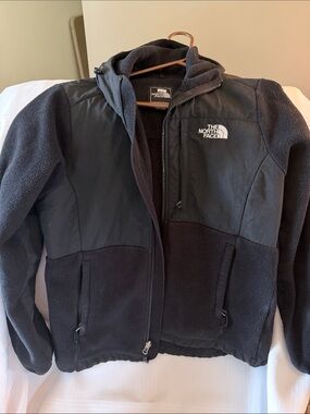Women’s The North Face Black Hooded Fleece Jacket